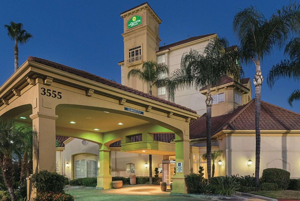 La Quinta Inn & Suites Los Angeles Holiday Package image 4