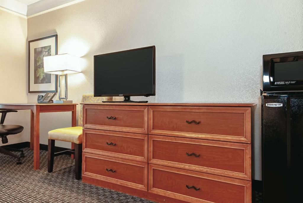 La Quinta Inn & Suites Los Angeles Holiday Package image 3