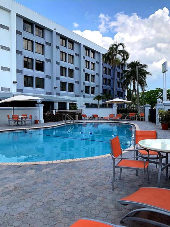 Inn Express Hotel & Suites Miami Hialeah Holiday Tour image 3