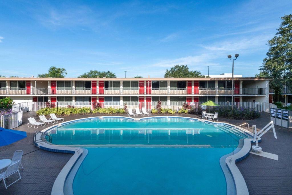 Ramada by Wyndham Kissimmee Gateway Orlando Holiday Tour image 2