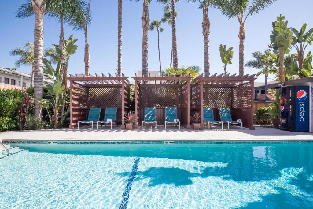 The Dixi Hollywood Los Angeles Holiday Package image 3
