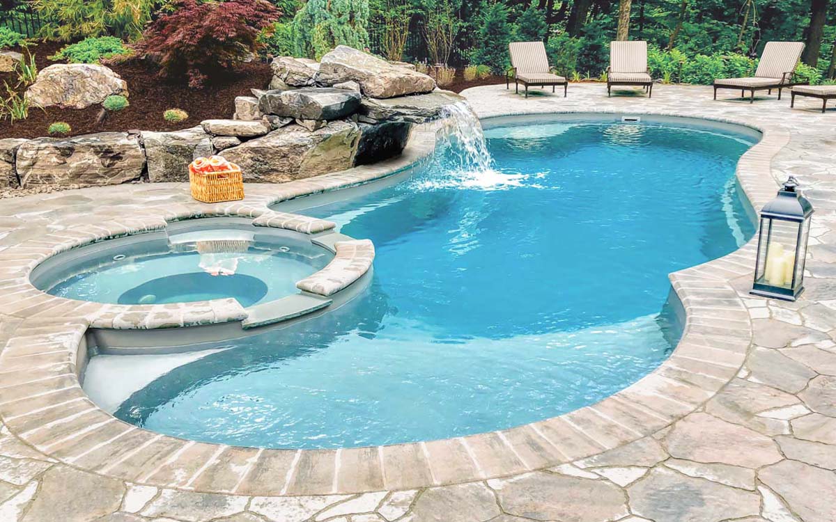 Outdoor swimming pool Free!